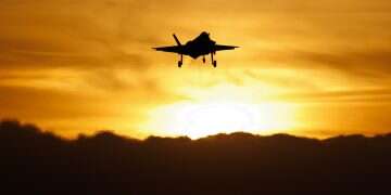 A 5th Generation F-35 lands at RAF Lakenheath at sunset on January 07, 2026 in Mildenhall, England Dramatic upgrade: New US air-to-air AIM-424 'Malice' can be launched from F-35