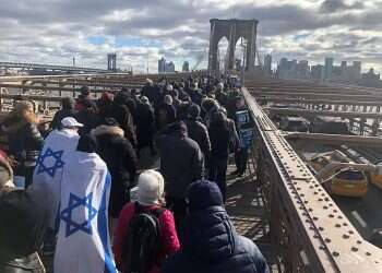 Anti-antisemitism demonstrators on the Brooklyn Bridge. Photo: Puder PR 32 years later, US recognizes Brooklyn Bridge shooting as antisemitic attack