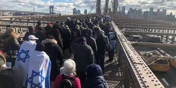 Anti-antisemitism demonstrators on the Brooklyn Bridge. Photo: Puder PR 32 years later, US recognizes Brooklyn Bridge shooting as antisemitic attack