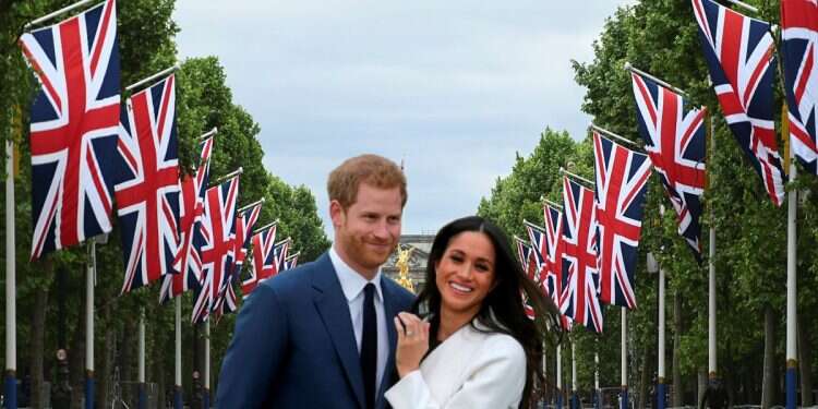 Britain's Prince Harry stands with his fiancée US actress Meghan Markle as she shows off her engagement ring whilst they pose for a photograph in the Sunken Garden at Kensington Palace in west London on November 27, 2017 (Background: Union flags run from Buckingham Palace along the Mall in London, Britain, 26 May 2022) Sussexes' new UK home ready amid major relocation