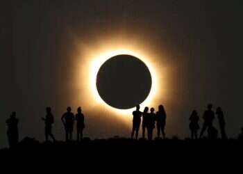 Solar eclipse in Spain, Photo: Reuters Spectacular total solar eclipse sweeps across Europe