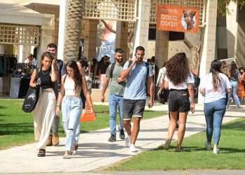 Students. The people pictured are not connected to the story. Photo: Dudu Greenspan New study finds nearly 1 in 5 Israeli students highly dependent on AI