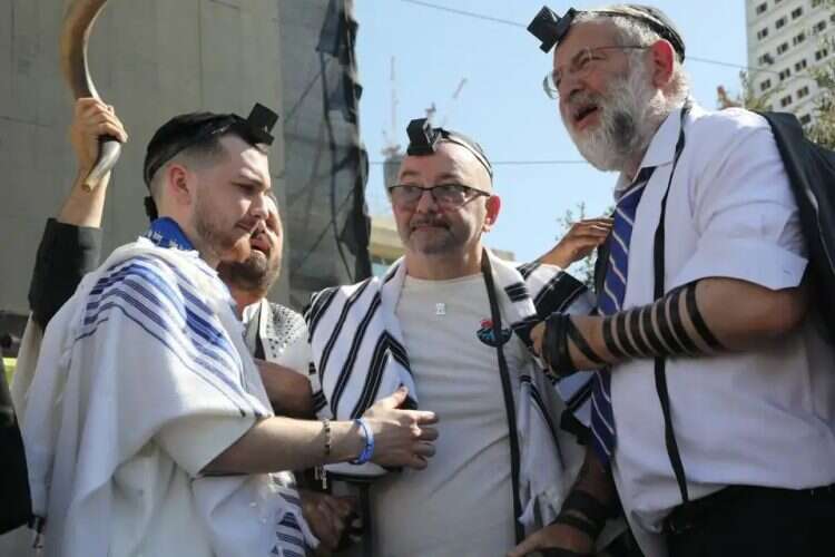 Bar Kuperstein at a mass tefillin-laying event in Hostages Square. Photo: Gideon Markowicz.