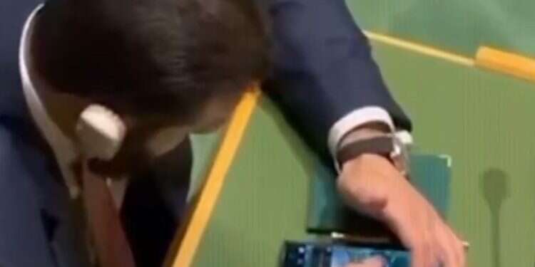 Syrian President Ahmad al-Sharaa scrolls Instagram during the Genral Debate Syrian president gets bored at UN, scrolls Instagram