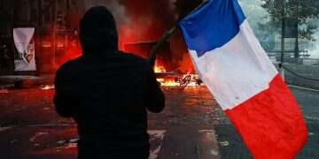 France's crisis is a historic opportunity, but Israel is missing it