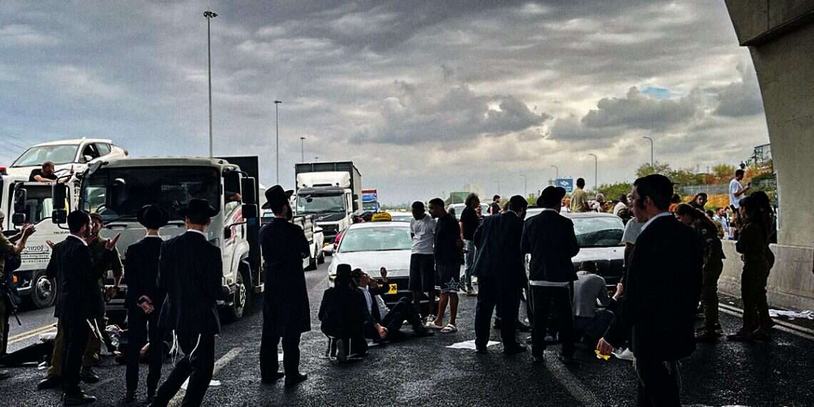 Extremist ultra-Orthodox protesters block Route 4