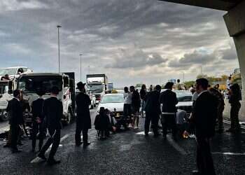 Route 4 roadblocks | Photo: Yaakov Hershkovitz Extremist ultra-Orthodox protesters block Route 4