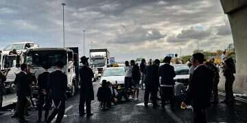 Route 4 roadblocks | Photo: Yaakov Hershkovitz Extremist ultra-Orthodox protesters block Route 4