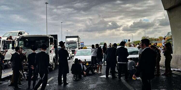 Route 4 roadblocks | Photo: Yaakov Hershkovitz Extremist ultra-Orthodox protesters block Route 4