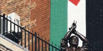 Palestine House displays bronze figure of Marwan Barghouti in Holborn
