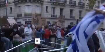 WATCH: Paris students can't handle sight of Israeli flag