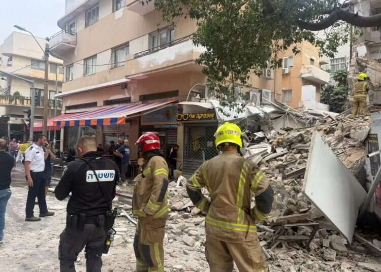 Rescuers at the site of the collapsed building in Tel Aviv Search efforts underway after Tel Aviv residential site suffers partial collapse